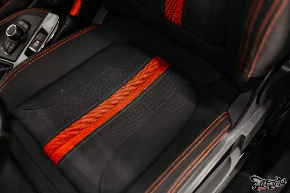 Химчистка салона BMW X1, мойка и консервация подкапотного пространства, полировка и защита фар